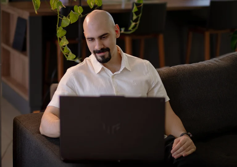 Heitor Assis em atendimento online pelo computador